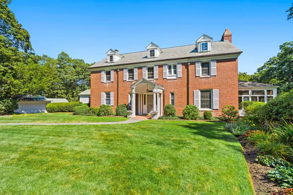 8 OAKMOUNT CIR