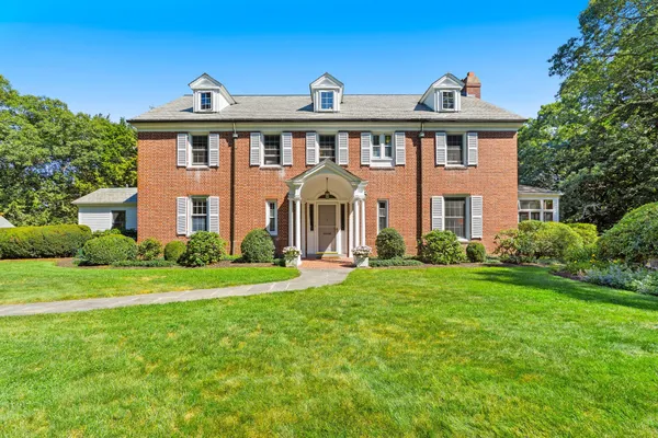 8 OAKMOUNT CIR
