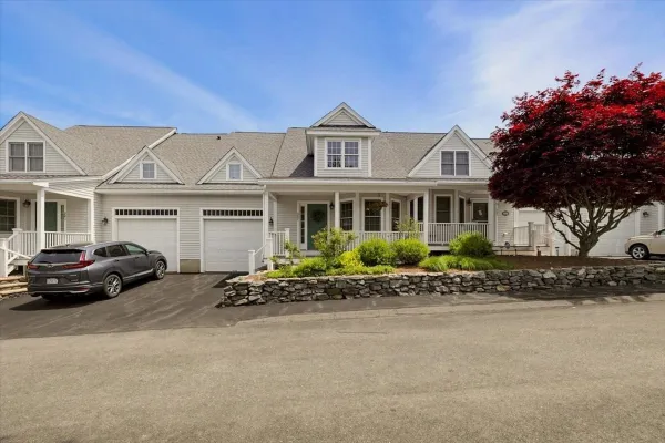 10 CHARNSTAFF LN 202