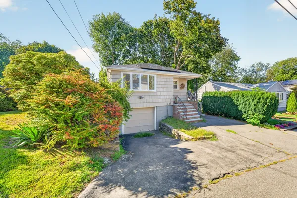 33 FAIRCHILD AVE