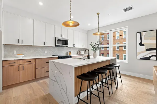 27 GUILD ST 202