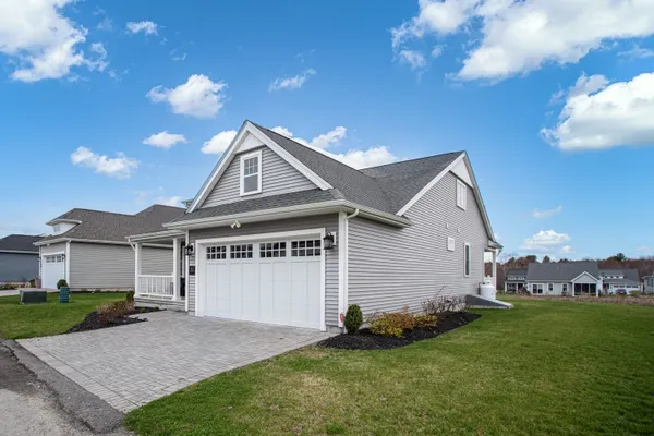 32 SOPHIA DR