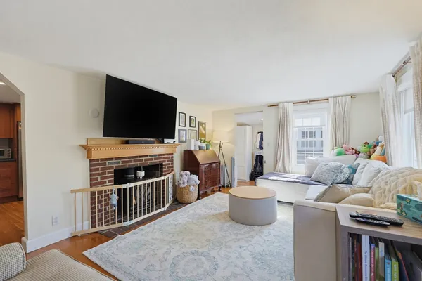 28 ELLIS AVE