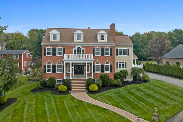 2 HAMPTON CT