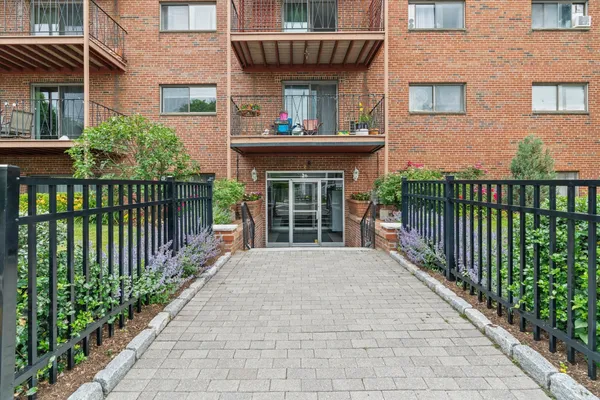26 WAVERLY ST 209