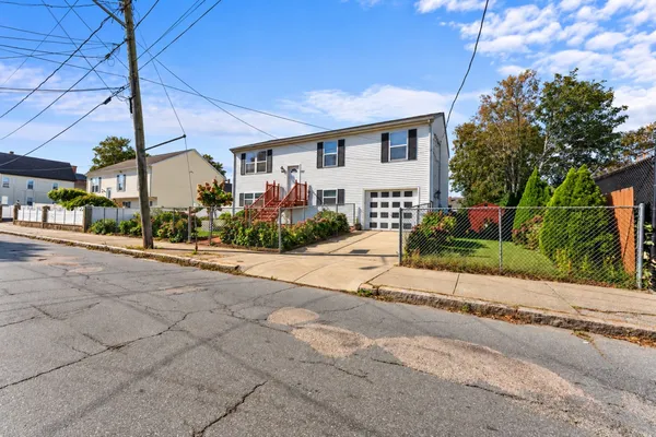 123 ACUSHNET AVE
