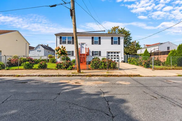 123 ACUSHNET AVE