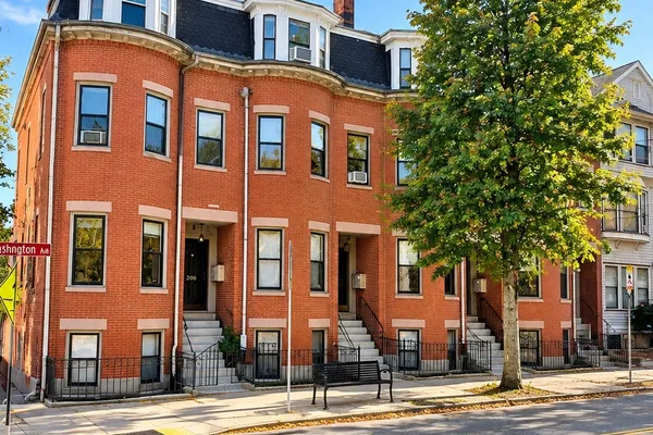 210 WASHINGTON AVE 4