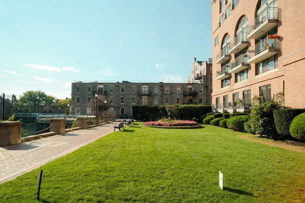 357 COMMERCIAL ST 516