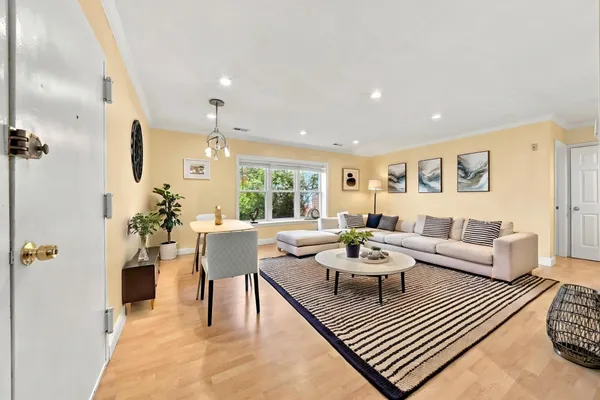 160 NEWTON ST 3