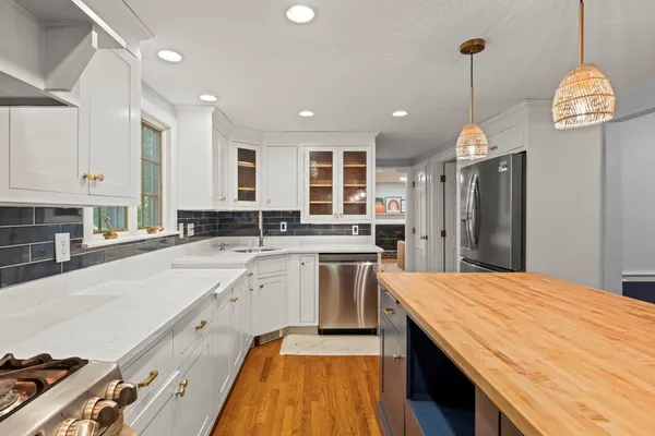 16 AGAWAM RD