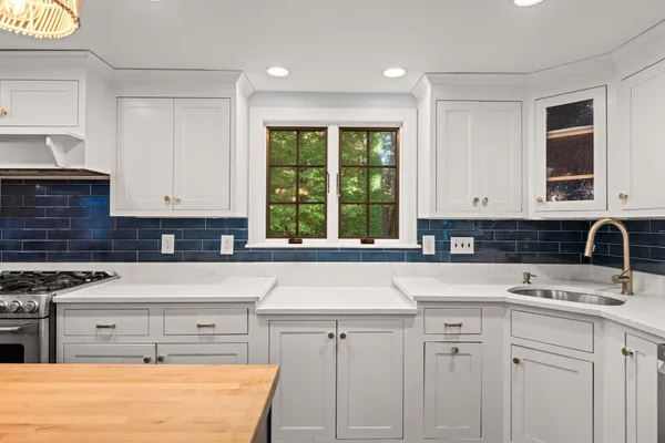 16 AGAWAM RD