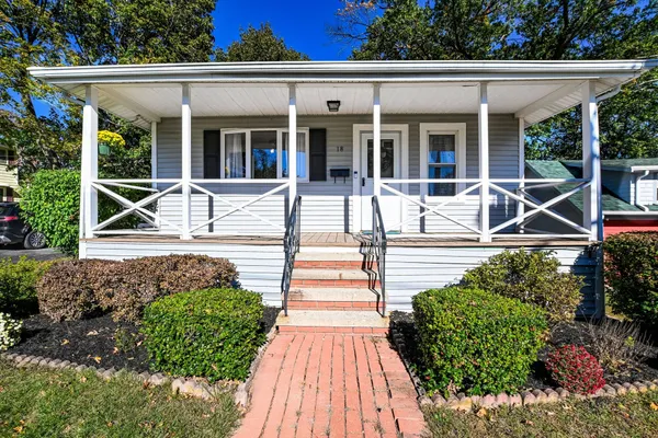 18 LAKESIDE AVE