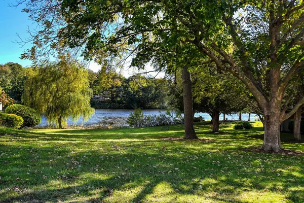 18 LAKESIDE AVE