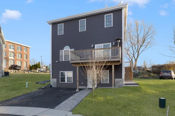 5 VISTA WAY