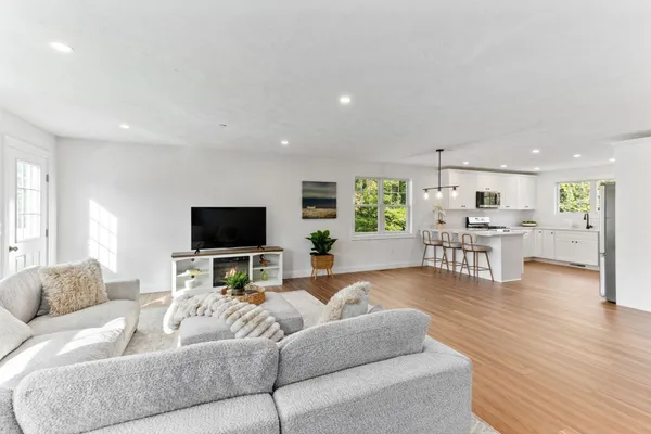 44 DEAN ST 204