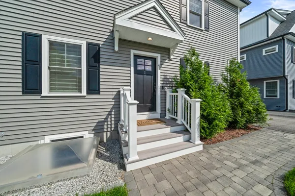 61 GALE ST A