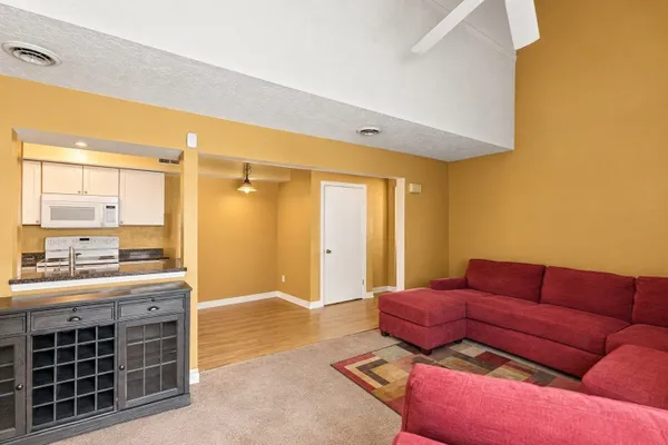 207 LAKE ST 77