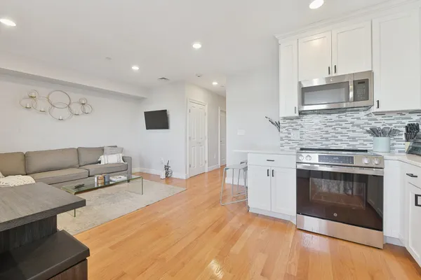 214-216 E EAGLE ST 5A