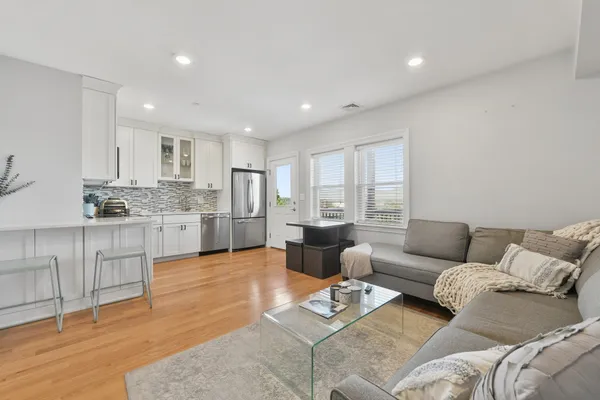 214-216 E EAGLE ST 5A