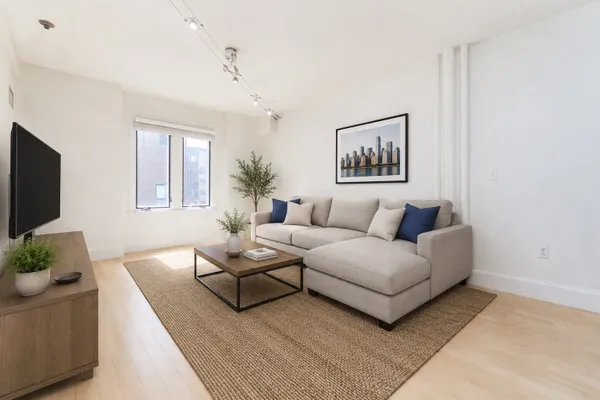 45-55 W BROADWAY 208