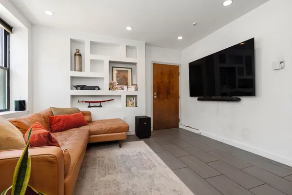 7 CYPRESS RD 702
