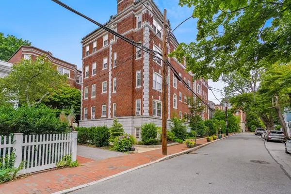 41 BOWDOIN ST 25
