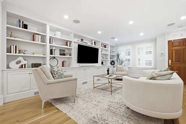 32 PLEASANT ST