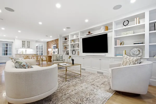 32 PLEASANT ST