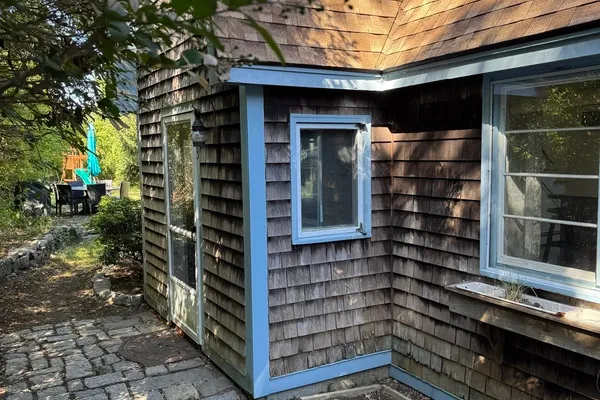 3 ROCKWOOD LN