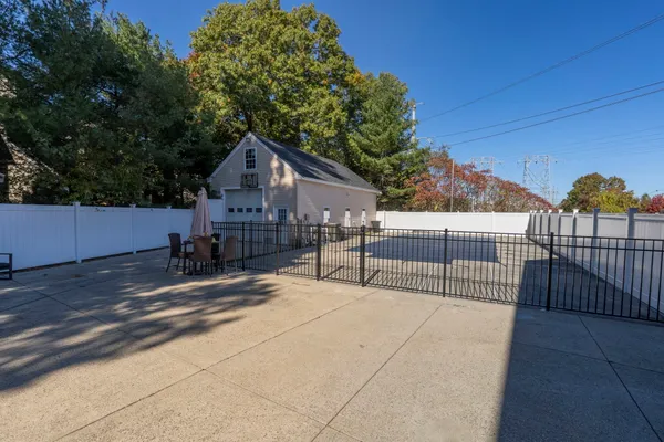 172 MONTROSE AVE