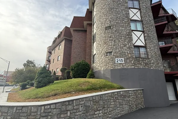 215 THOMAS BURGIN PKWY 25