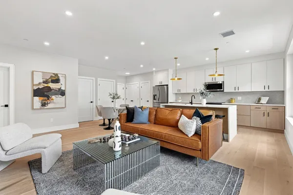 27 GUILD ST 101