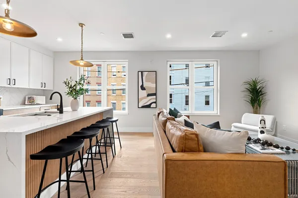 27 GUILD ST 101