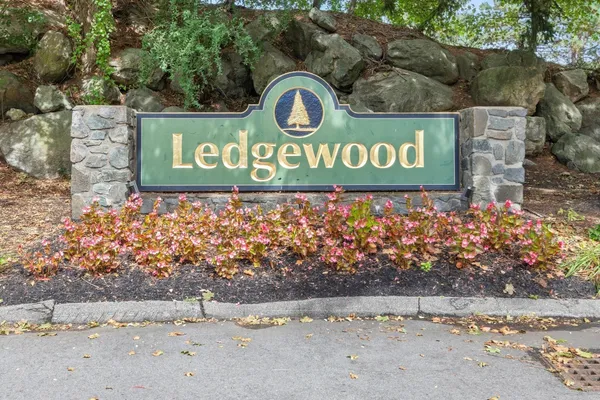 9 LEDGEWOOD WAY 32