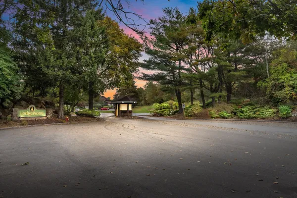 9 LEDGEWOOD WAY 32