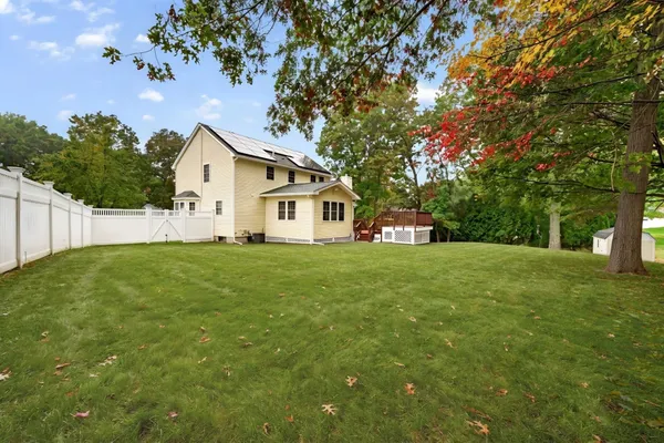16 HORSESHOE LN