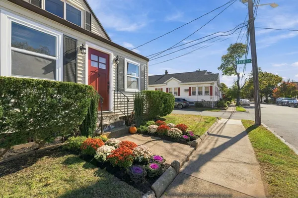 6 NORFOLK AVE