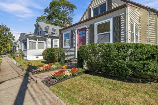 6 NORFOLK AVE