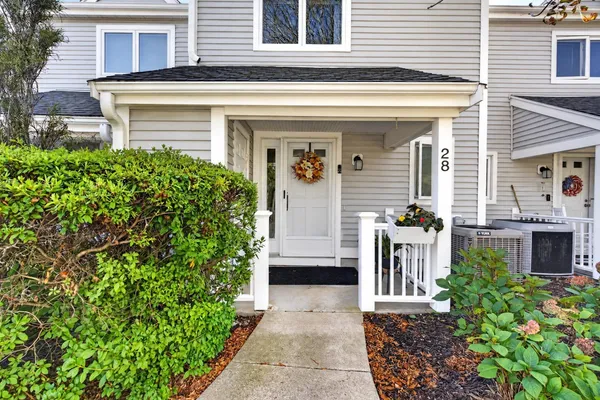 28 WESTCLIFF DR 28