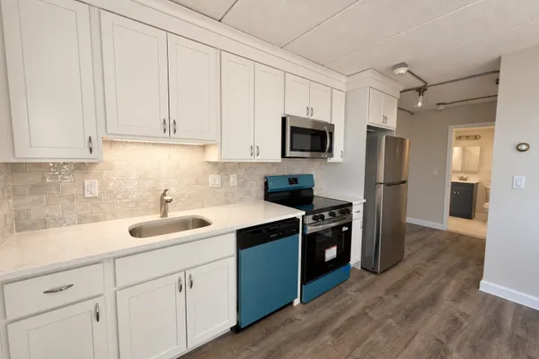 589 BROADWAY 4