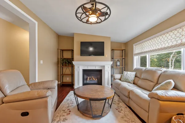19 HEADLANDS DR