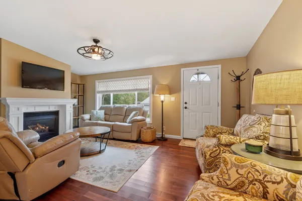 19 HEADLANDS DR