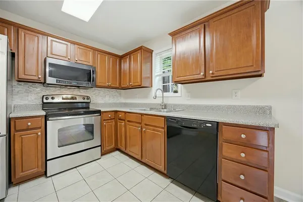 212 SUMMER PL