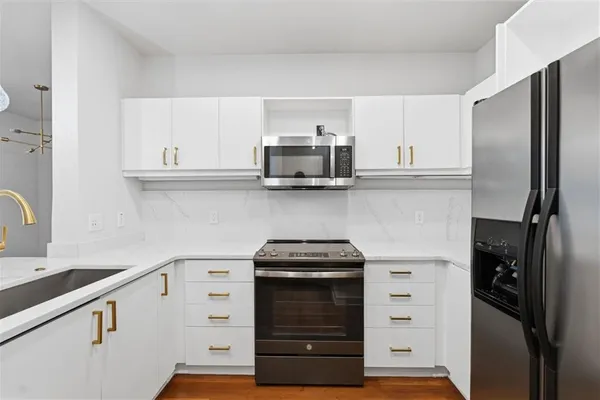 390 17TH ST 4052