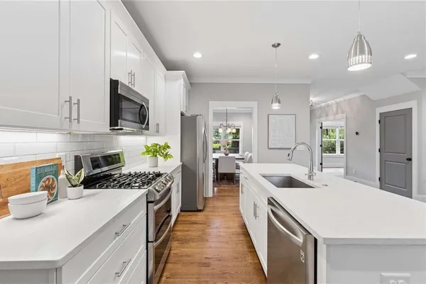 859 E AVE