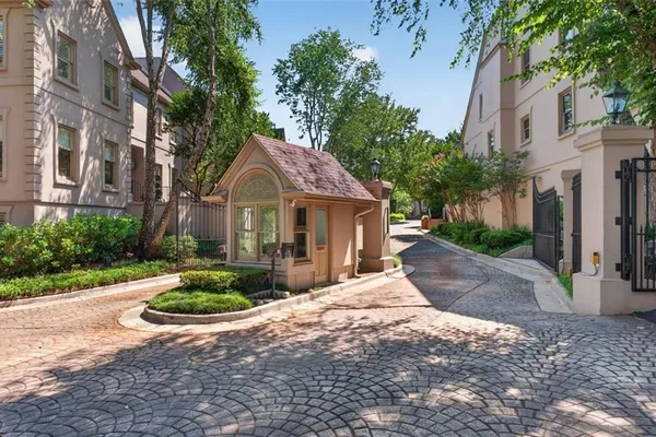 2525 PEACHTREE RD 25