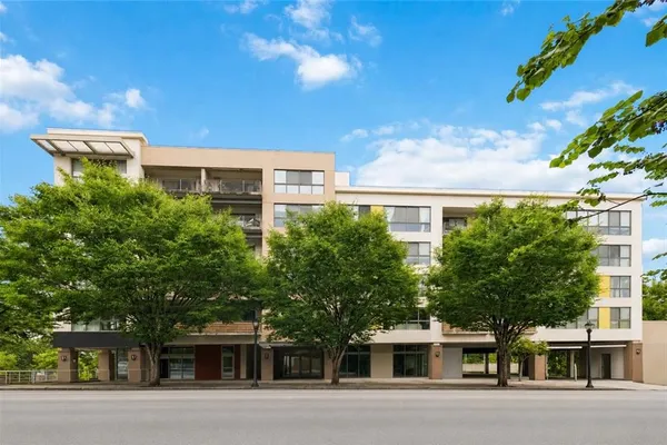 563 MEMORIAL DR 302