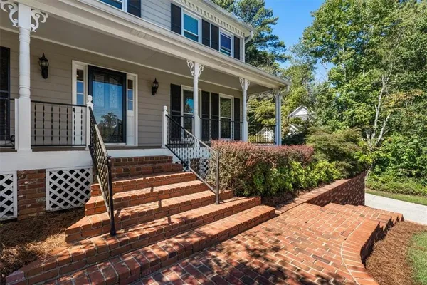 147 LAKESIDE DR