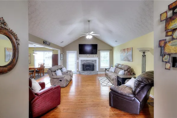 1106 CAROLINE CT